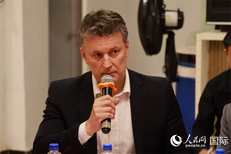 巴西中國(guó)友好協(xié)會(huì)主席恩里克·達(dá)諾布雷加在座談會(huì)上致辭。人民網(wǎng)記者 陳海琪攝