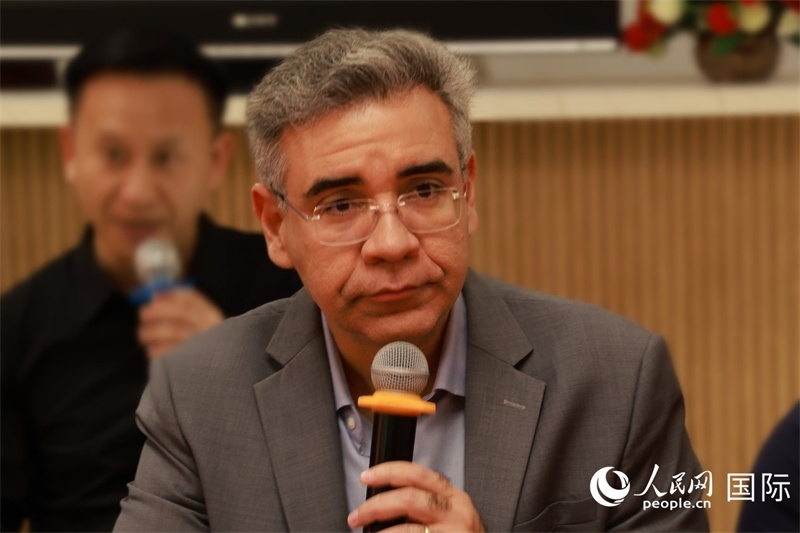 巴西弗魯米嫩塞聯(lián)邦大學(xué)教授、中國(guó)問(wèn)題專家埃萬(wàn)德羅·卡瓦略在座談會(huì)上致辭。人民網(wǎng)記者 陳海琪攝