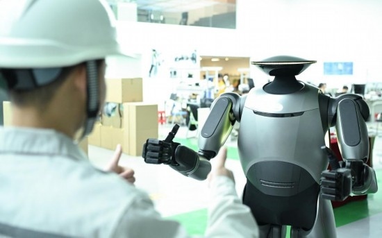 在廣汽研究院，人形機(jī)器人團(tuán)隊(duì)的周仁義在演示GoMate機(jī)器人互動(dòng)功能（新華社記者 鄧華 攝）