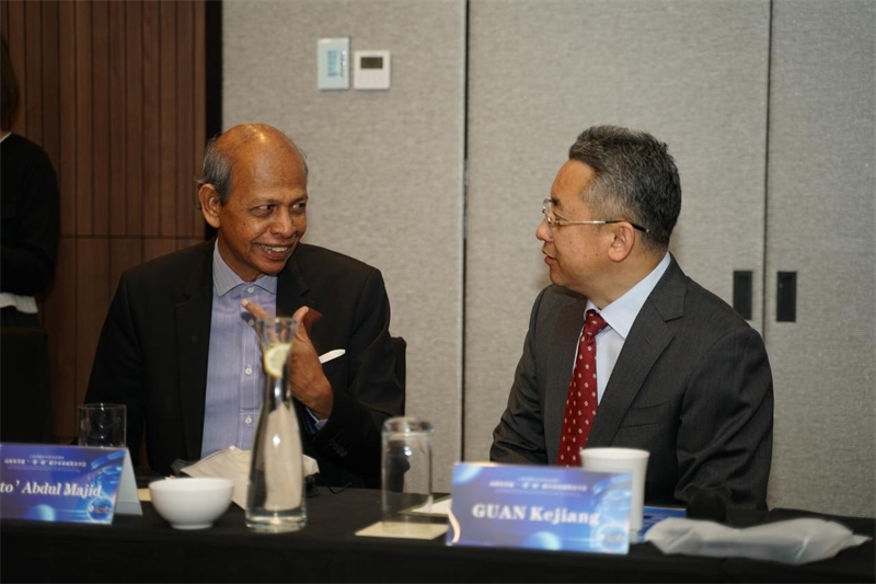 分享會現(xiàn)場，中方記者同與會代表進行友好交流。林俊揚攝