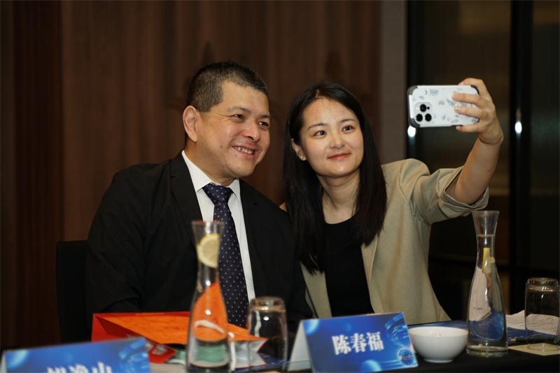 分享會上，中方記者同與會代表合影留念。林俊揚攝