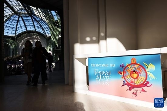 4月11日，人們?cè)诜▏?guó)巴黎大皇宮參加2025巴黎書展。新華社記者 高靜 攝