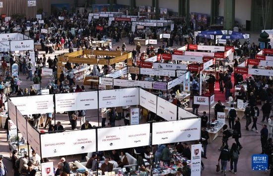 4月11日，人們?cè)诜▏?guó)巴黎大皇宮參加2025巴黎書展。新華社記者 高靜 攝