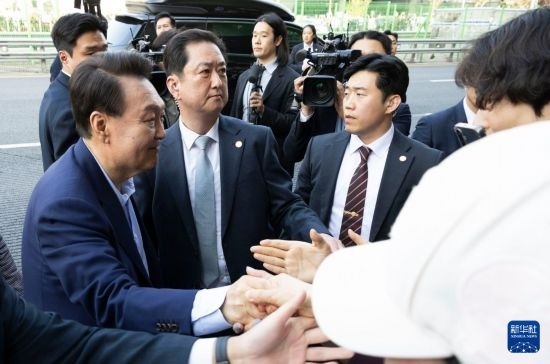 4月11日，韓國前總統(tǒng)尹錫悅（左一）在離開首爾漢南洞官邸時與支持者握手。新華社發(fā)（全休相攝）