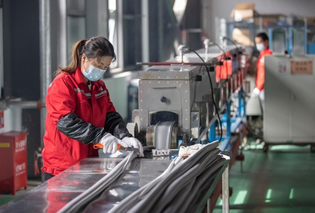 3月27日，在位于寧夏賀蘭工業(yè)園區(qū)的湯姆森電氣有限公司生產(chǎn)車間內(nèi)，工作人員制作硅膠絕緣護(hù)套。新華社記者 楊植森 攝