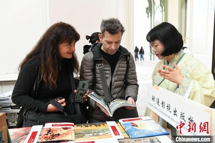 當地時間4月11日，2025年巴黎圖書節(jié)在巴黎大皇宮揭幕。中國出版代表團攜千余種中國精品圖書亮相展會。 中新社記者 李洋 攝