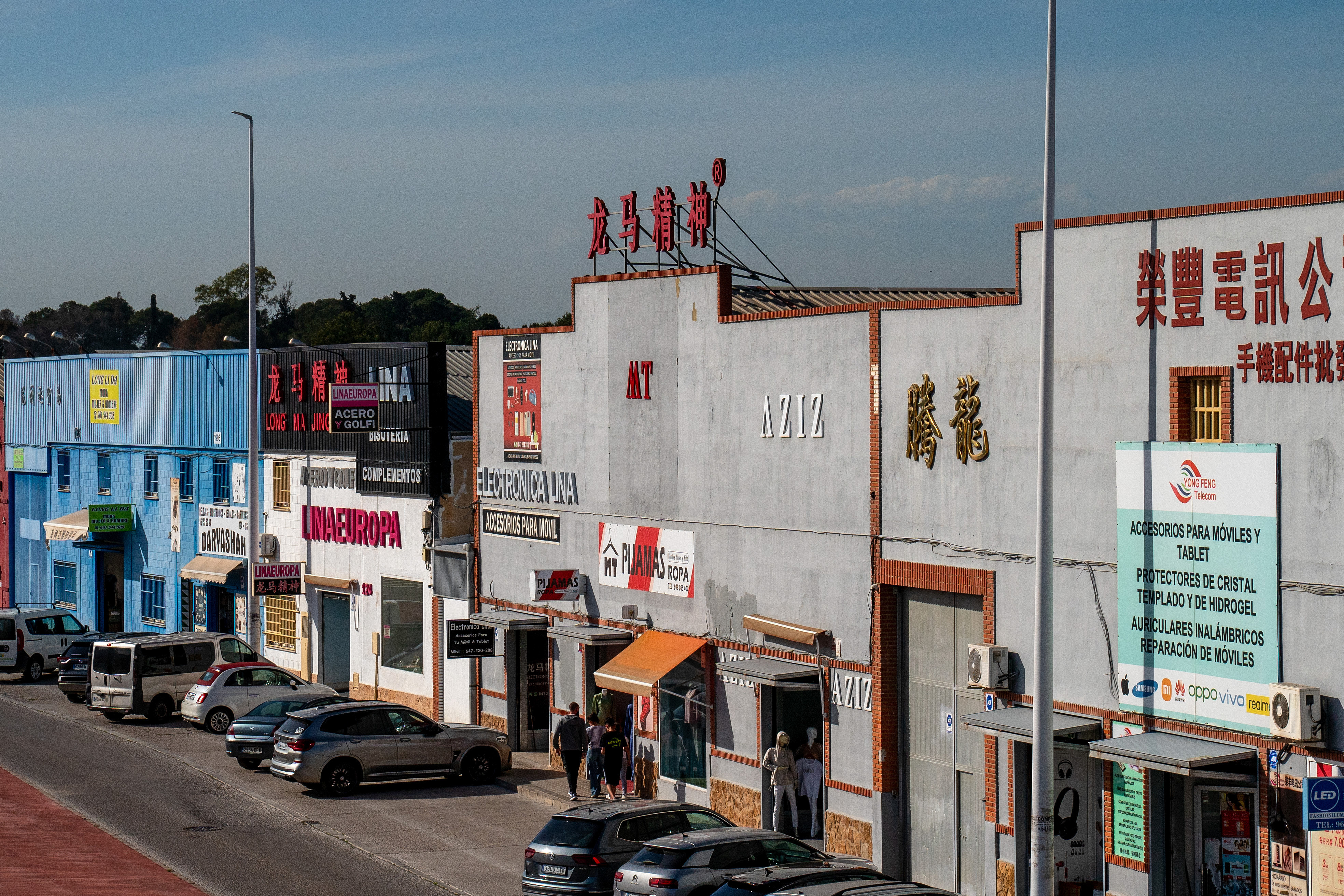 當(dāng)?shù)貢r間2025年4月10日，西班牙瓦倫西亞國際機場附近的中資批發(fā)零售商店。