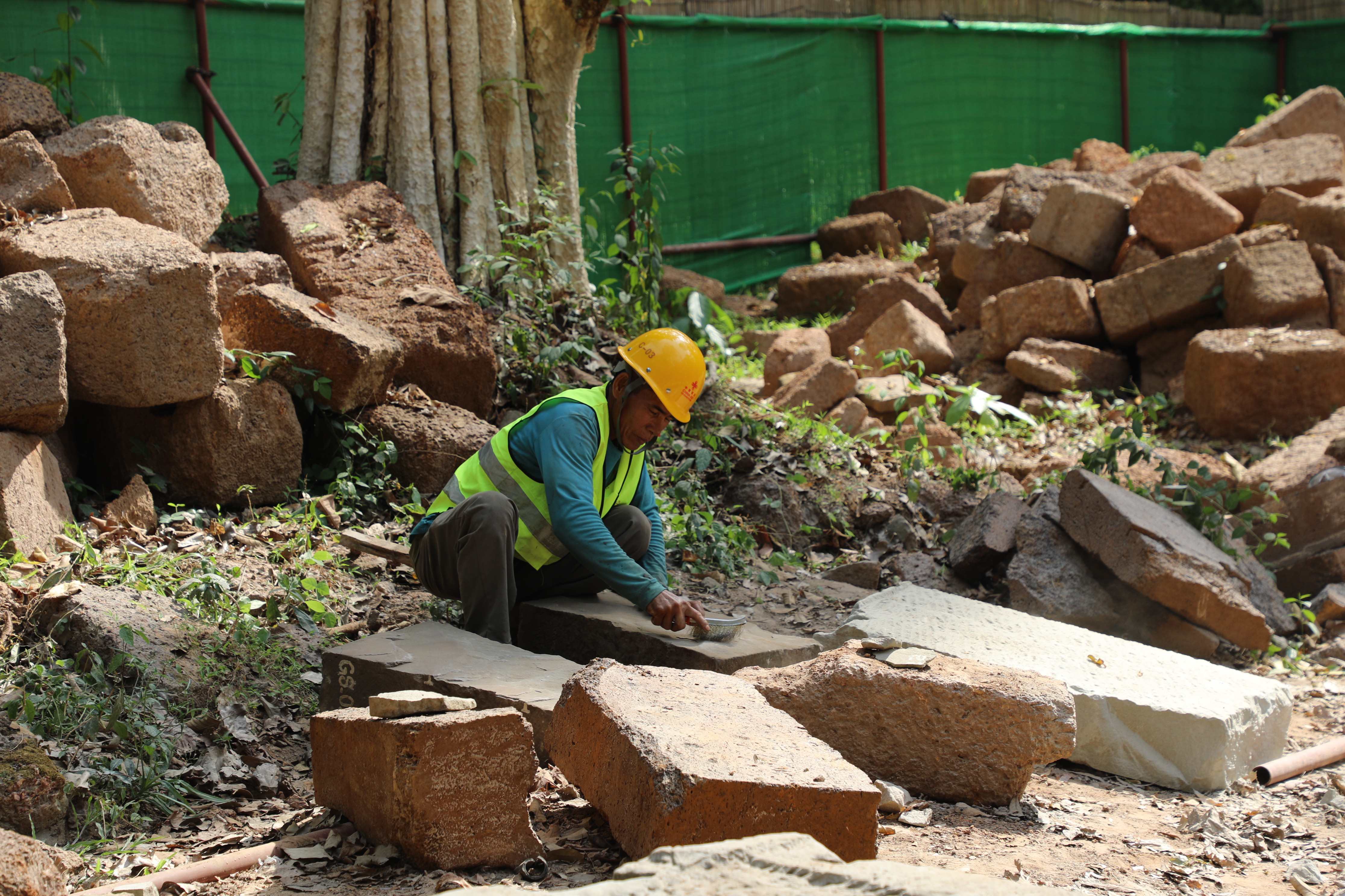 一名柬埔寨工人正在王宮遺址修復現(xiàn)場工作。（人民日報記者曹師韻 攝）