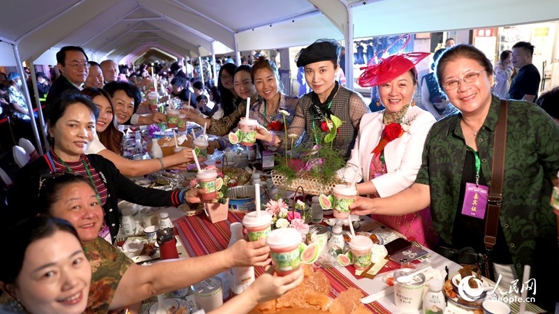 海外華僑在活動(dòng)現(xiàn)場品嘗“家鄉(xiāng)味”。人民網(wǎng)記者 符武平攝