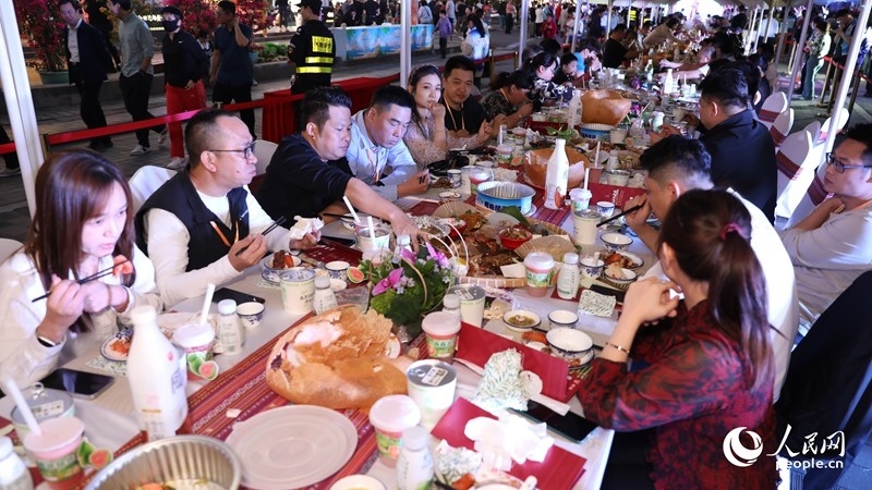 消博會(huì)嘉賓沉浸享用長桌宴。人民網(wǎng)記者 符武平攝