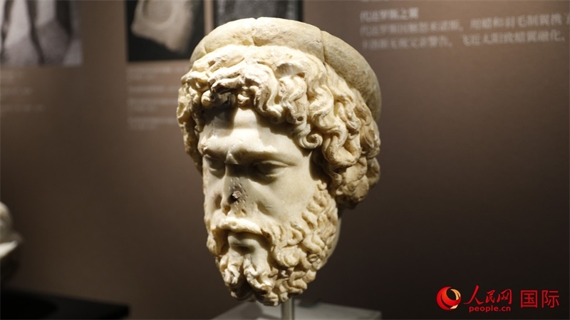 阿斯克勒庇俄斯大理石頭像。4月14日，來(lái)自希臘伊拉克利翁考古博物館的文物在故宮博物院展出。（人民網(wǎng) 張澤宇攝）