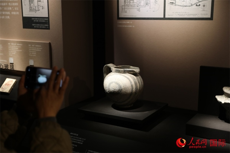 參觀者在拍攝。4月14日，來(lái)自希臘伊拉克利翁考古博物館的文物在故宮博物院展出。（人民網(wǎng) 張澤宇攝）