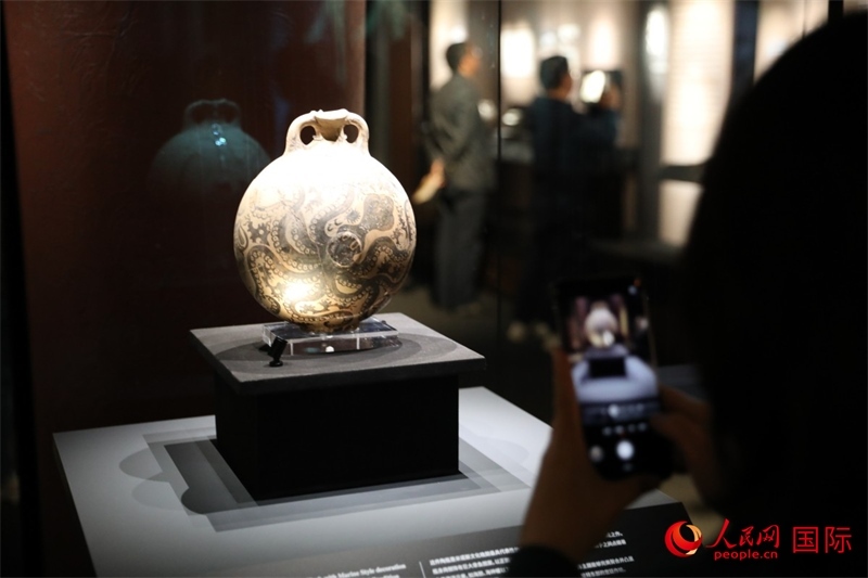 參觀者在拍攝。4月14日，來(lái)自希臘伊拉克利翁考古博物館的文物在故宮博物院展出。（人民網(wǎng) 張澤宇攝）