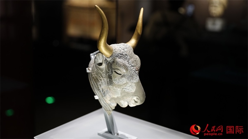 公牛頭型綠泥石來(lái)通杯。4月14日，來(lái)自希臘伊拉克利翁考古博物館的文物在故宮博物院展出。（人民網(wǎng) 張澤宇攝）