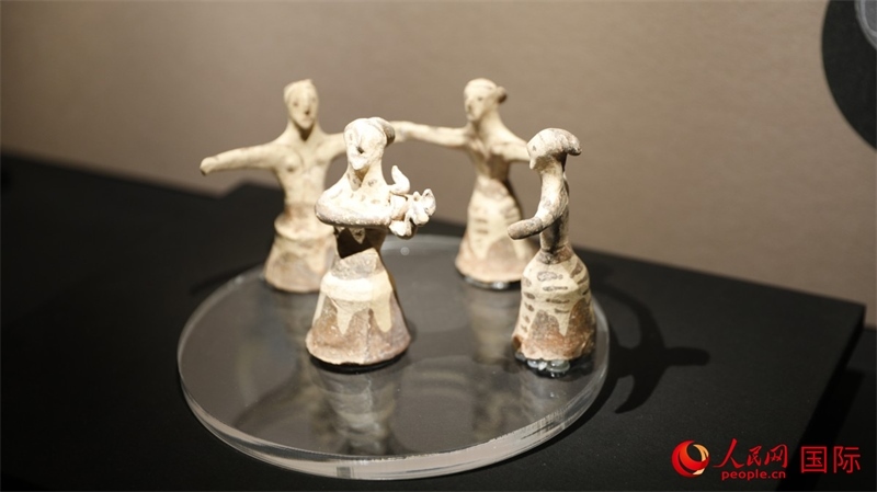 舞蹈者與音樂(lè)家雕塑群像。4月14日，來(lái)自希臘伊拉克利翁考古博物館的文物在故宮博物院展出。（人民網(wǎng) 張澤宇攝）