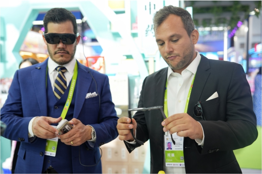 觀展嘉賓體驗科技消費新產(chǎn)品。中國國際消費品博覽會組委會網(wǎng)上新聞中心供圖