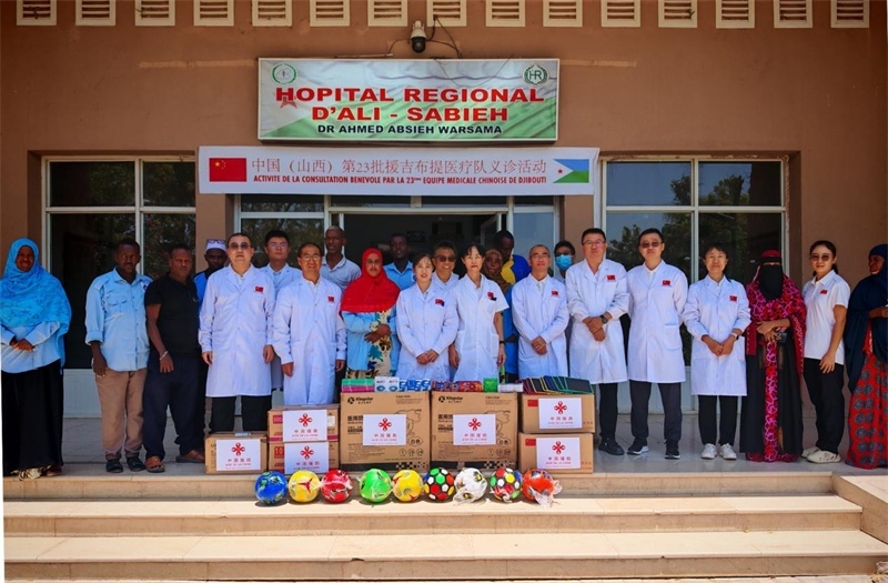 中國（山西）第23批援吉布提醫(yī)療隊在當(dāng)?shù)亻_展義診，并捐贈一批急需藥品。中國（山西）第23批援吉布提醫(yī)療隊供圖