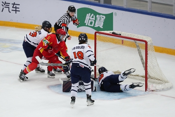 中國隊(duì)球員曲樂(左二)破門得分。圖片來源：中國冰球協(xié)會(huì) 此役中國隊(duì)首發(fā)陣容是詹佳慧、于柏巍、孔明會(huì)、趙啟男、曲樂、方新。比賽進(jìn)行至2分43秒，荷蘭隊(duì)率先取得進(jìn)球，1:0領(lǐng)先。失球后的中國隊(duì)打得更加積極主動(dòng)，多次獲得射門機(jī)會(huì)，但可惜沒有破門得分。 第二節(jié)39分34秒，中國隊(duì)曲樂在王佳欣和孔明會(huì)的助攻下破門，將比分扳平，這也是中國隊(duì)在本屆賽事中取得的首個(gè)進(jìn)球。 末節(jié)43分42秒，荷蘭隊(duì)球員勾人犯規(guī)，被判罰任意球。中國隊(duì)張夢瑩執(zhí)行并打進(jìn)，2:1反超比分。最后階段，荷蘭隊(duì)撤下守門員，場上6人進(jìn)攻但未能進(jìn)球。最終，中國隊(duì)以2:1逆轉(zhuǎn)戰(zhàn)勝對手，取得本屆世錦賽首場勝利。 在昨日進(jìn)行的另外兩場比賽中，奧地利隊(duì)3:2力克斯洛伐克隊(duì)，法國隊(duì)2:1戰(zhàn)勝丹麥隊(duì)。三輪比賽過后，奧地利隊(duì)三戰(zhàn)全勝領(lǐng)跑積分榜，斯洛伐克隊(duì)和法國隊(duì)2勝1負(fù)分列二、三位，丹麥隊(duì)和中國隊(duì)1勝2負(fù)排在四至五位，荷蘭隊(duì)三戰(zhàn)皆負(fù)積分墊底。