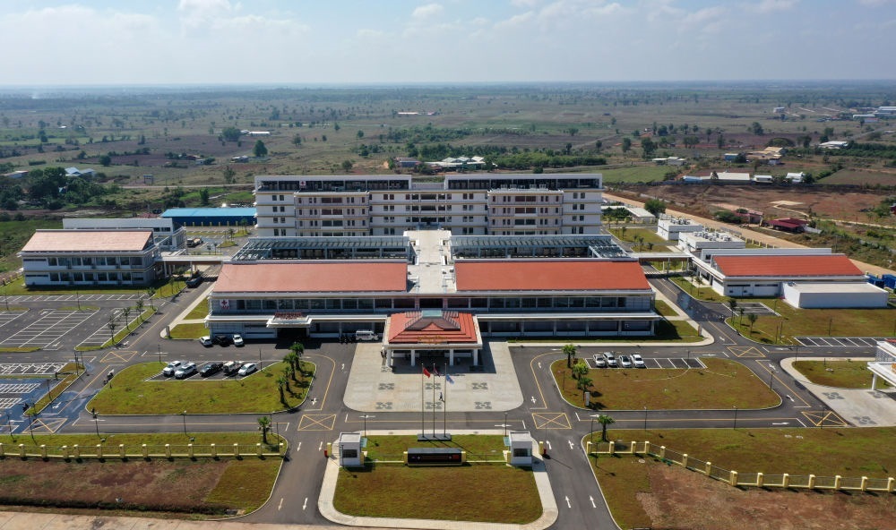 2022年2月17日在柬埔寨特本克蒙省新區(qū)拍攝的中國(guó)援柬埔寨特本克蒙省醫(yī)院。