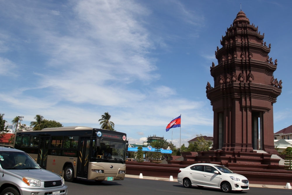 2018年1月5日，在柬埔寨金邊，一輛中國(guó)援助的“宇通”公交車經(jīng)過獨(dú)立紀(jì)念碑。