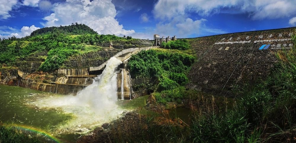 2018年6月22日在柬埔寨戈公省拍攝的中國(guó)援柬額勒賽水電站上大壩。