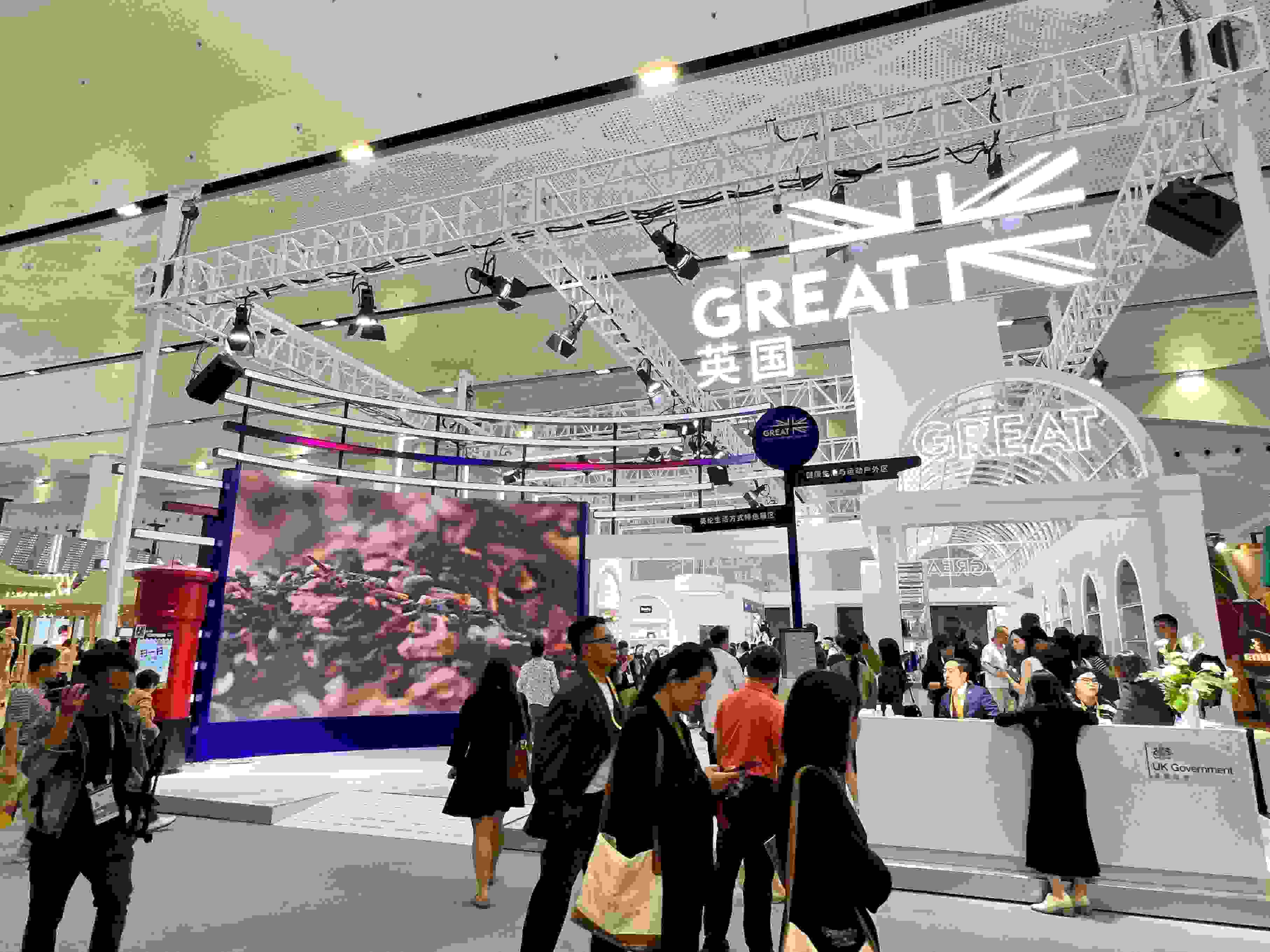 在消博會(huì)上，主賓國英國國家館開館。人民網(wǎng)記者 趙瞳攝