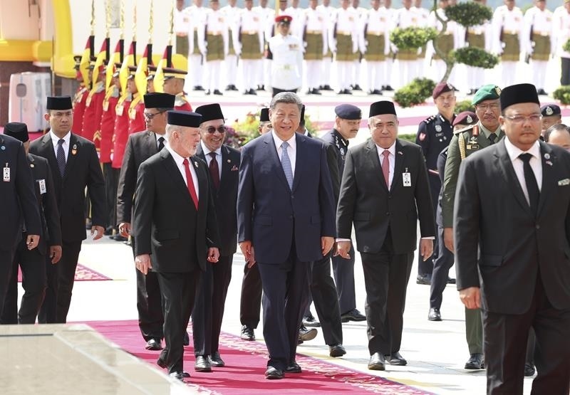 4月16日，馬來西亞最高元首易卜拉欣在馬來西亞國家王宮廣場為習(xí)近平主席舉行隆重歡迎儀式。