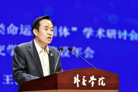 外交學院黨委書記王世廷大使致辭。主辦方供圖