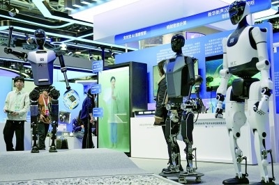 3月27日，在中關(guān)村展示中心常設展上，人形機器人“天工”向參觀者招手示意。新華社記者 鞠煥宗攝