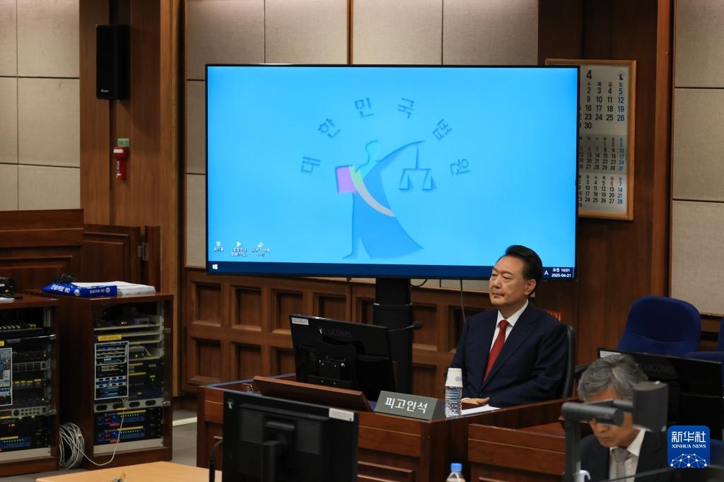 4月21日，尹錫悅在韓國(guó)首爾中央地方法院出席庭審。新華社/紐西斯通訊社