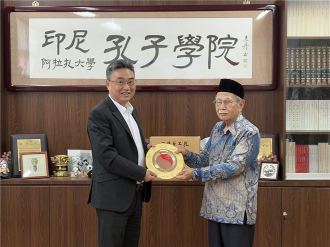 雙方交換禮物?；顒又鬓k方供圖