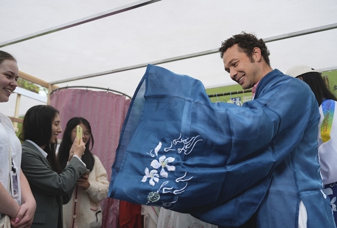 外國(guó)青年試穿漢服。中外語(yǔ)言交流合作中心供圖