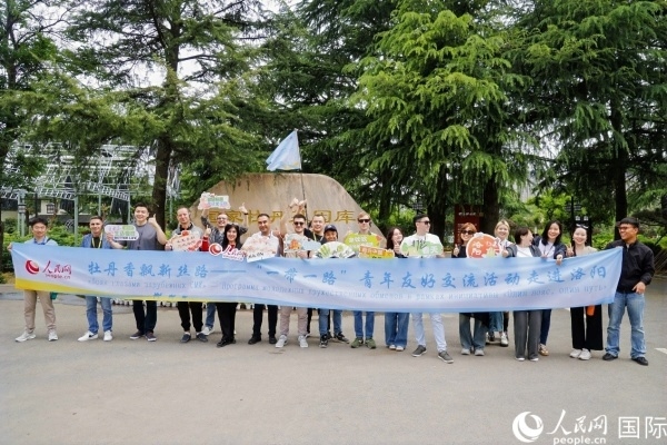 4月21日，人民網(wǎng)“一帶一路”青年友好交流活動(dòng)走進(jìn)洛陽。人民網(wǎng)記者 魯揚(yáng)攝