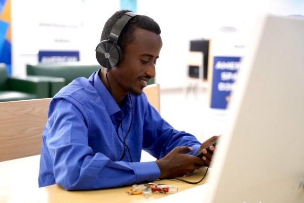 在明亮現(xiàn)代的信息技術(shù)閱覽室，當(dāng)?shù)刈x者正在沉浸式學(xué)習(xí)，塔里克·易卜拉欣攝