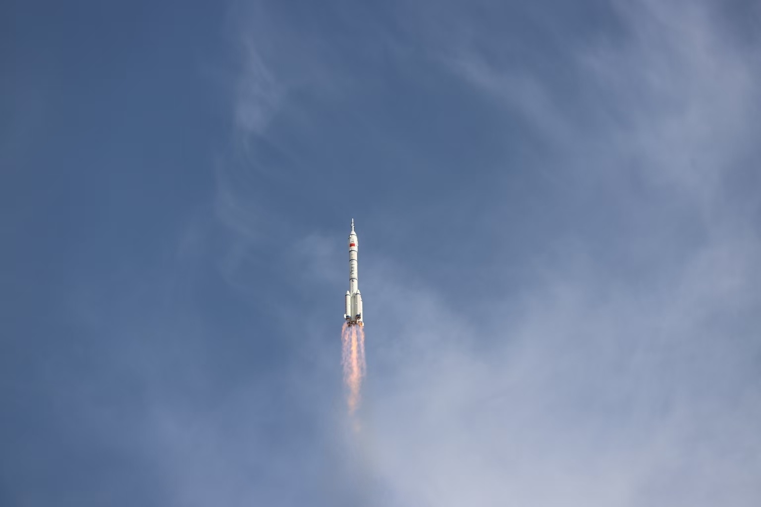 長征二號F遙二十運載火箭點火發(fā)射。人民網記者 黃帆攝