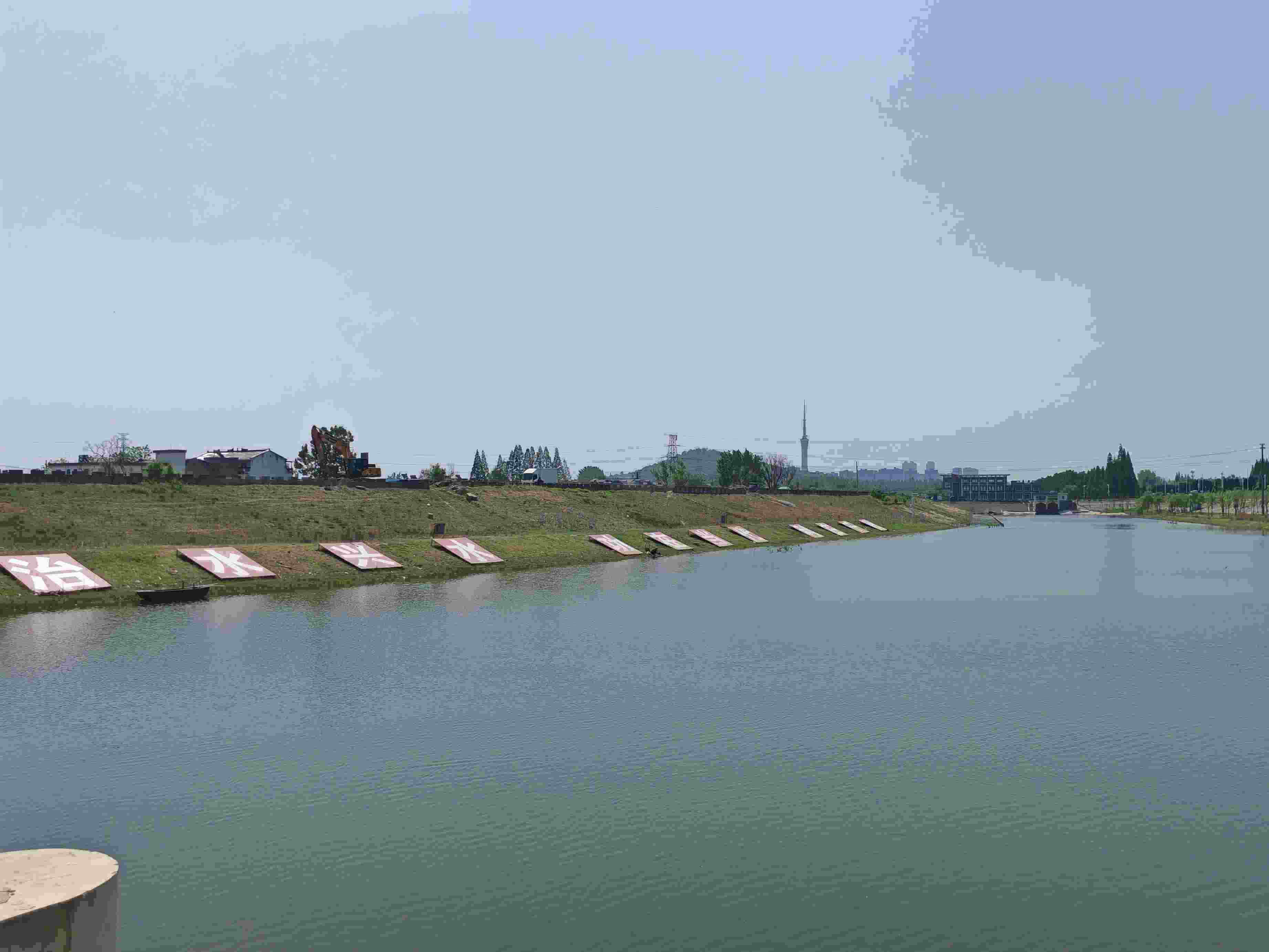 在龍子湖樞紐上眺望靚麗的淮河美景。人民網(wǎng)記者 王子鋒攝