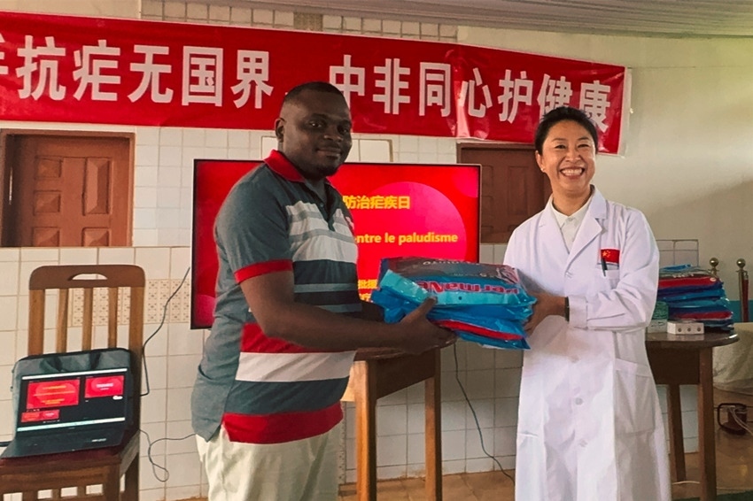 【3】贈送抗瘧物資。中國（山西）第24批援喀麥隆姆巴爾馬尤醫(yī)療隊(duì) 供圖