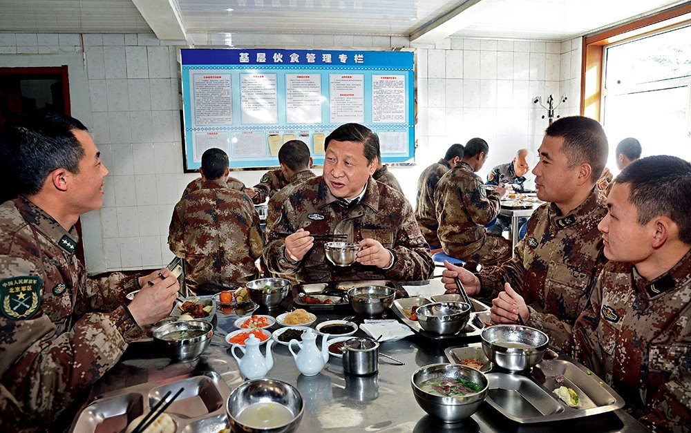 2014年1月26日，習(xí)近平主席專程來(lái)到內(nèi)蒙古軍區(qū)邊防某部，親切看望慰問(wèn)戍邊官兵。這是在連隊(duì)食堂，習(xí)近平主席同戰(zhàn)士們一起用餐。