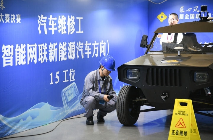 2024年9月11日，由全國總工會、人力資源和社會保障部等單位主辦的第八屆全國職工職業(yè)技能大賽決賽在陜西開幕。這是選手在位于西安國際會展中心的比賽場地參加汽車維修工（智能網(wǎng)聯(lián)新能源汽車方向）工種比賽。新華社記者 張博文 攝