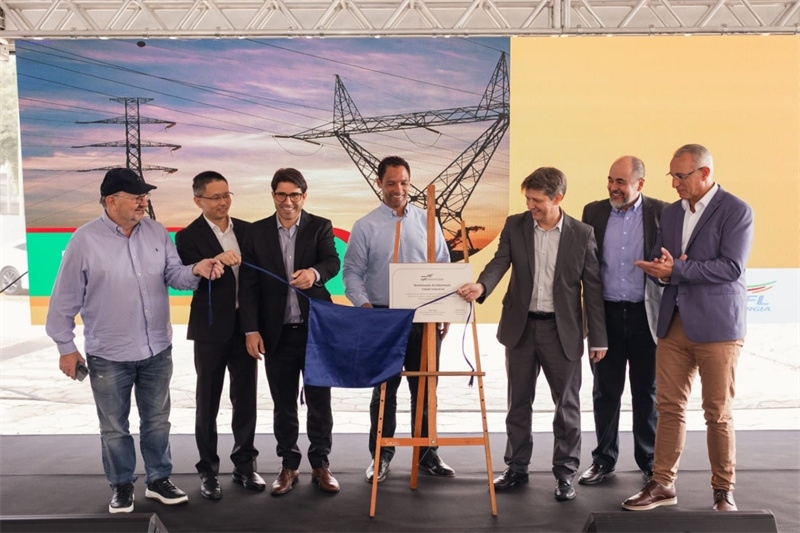 CPFL公司執(zhí)行副總裁弗拉維奧·恩里克·里貝羅（中）、CPFL輸電公司總裁李甫（左二）、南里奧格蘭德州州議員阿洛伊西奧·克拉斯曼（左一）、州長代表豪爾赫·波佐邦（右一）等出席投運儀式。 中國國家電網(wǎng)巴西電力CPFL公司供圖