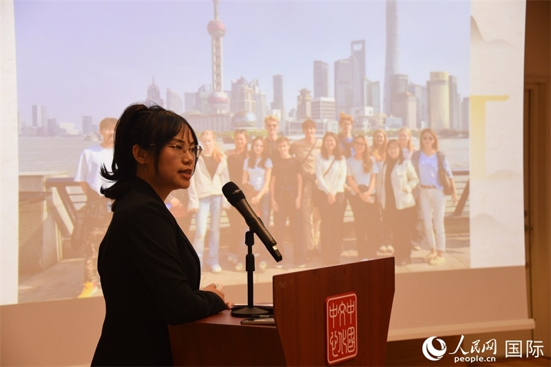 斯德哥爾摩考試中心經理陳曦介紹“漢語水平考試”情況。人民網記者 殷淼攝