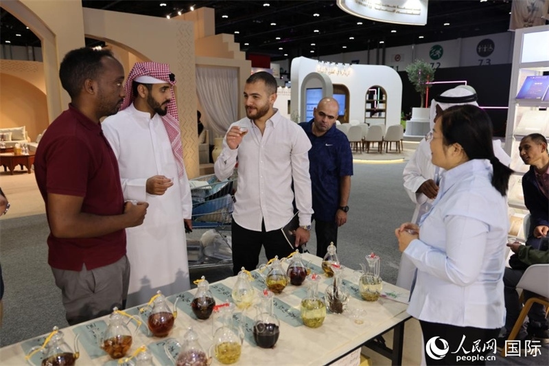 在“閱讀中國(guó)”館，當(dāng)?shù)刈x者通過(guò)品味中國(guó)茶，了解中國(guó)文化。人民網(wǎng)記者 張志文攝