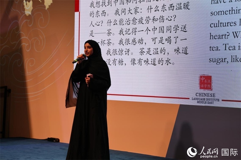 第四屆“阿聯(lián)酋眼中的中國(guó)”中文比賽上，一位阿聯(lián)酋漢語(yǔ)學(xué)習(xí)者與觀眾分享對(duì)中國(guó)茶文化的思考。人民網(wǎng)記者 張志文攝
