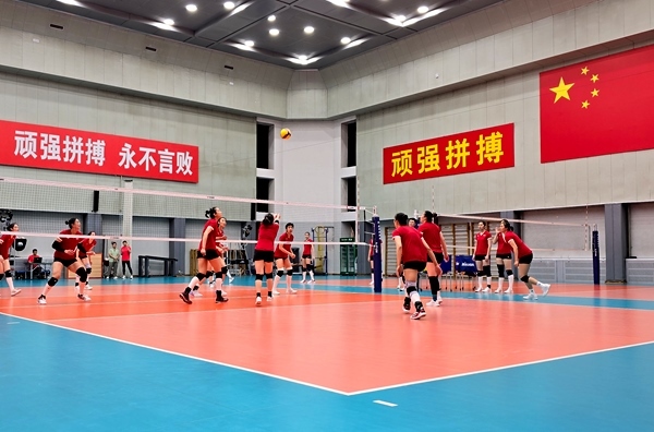 4月28日，中國女排在主教練趙勇的帶領(lǐng)下進(jìn)行訓(xùn)練。人民網(wǎng)記者 胡雪蓉?cái)z