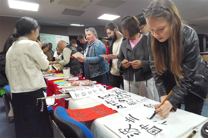 現(xiàn)場來賓體驗中國傳統(tǒng)文化。中國駐波蘭大使館供圖。