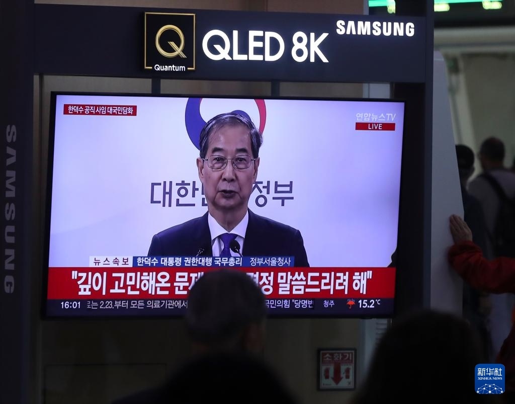 5月1日，在韓國首爾火車站，民眾觀看韓德洙辭職的新聞。新華社記者 姚琪琳 攝