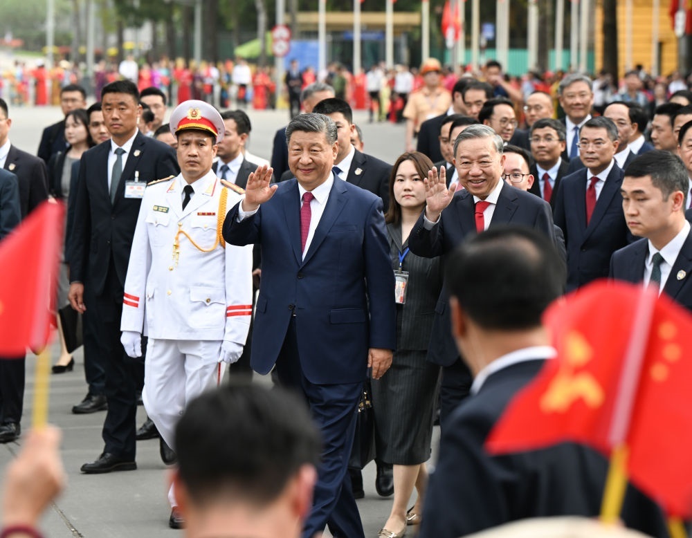 4月14日，中共中央總書記、國家主席習(xí)近平抵達(dá)河內(nèi)對越南進(jìn)行國事訪問。當(dāng)日下午，越共中央總書記蘇林為習(xí)近平舉行隆重歡迎儀式。這是歡迎儀式后，習(xí)近平和蘇林一同步行前往越共中央駐地舉行會談時，向歡迎人群揮手致意。新華社記者 張領(lǐng) 攝