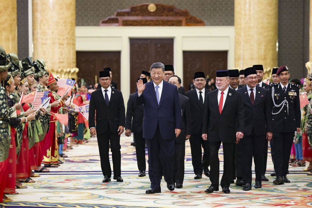 4月16日上午，馬來西亞最高元首易卜拉欣在馬來西亞國家王宮同中國國家主席習(xí)近平舉行會見。會見后，習(xí)近平出席易卜拉欣舉行的歡迎宴會。這是習(xí)近平向歡迎人群揮手致意。新華社記者 黃敬文 攝