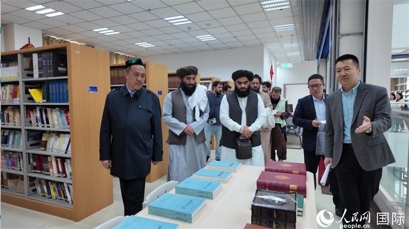 代表團(tuán)在新疆伊斯蘭教經(jīng)學(xué)院圖書館參觀。人民網(wǎng)記者 章凱風(fēng)攝
