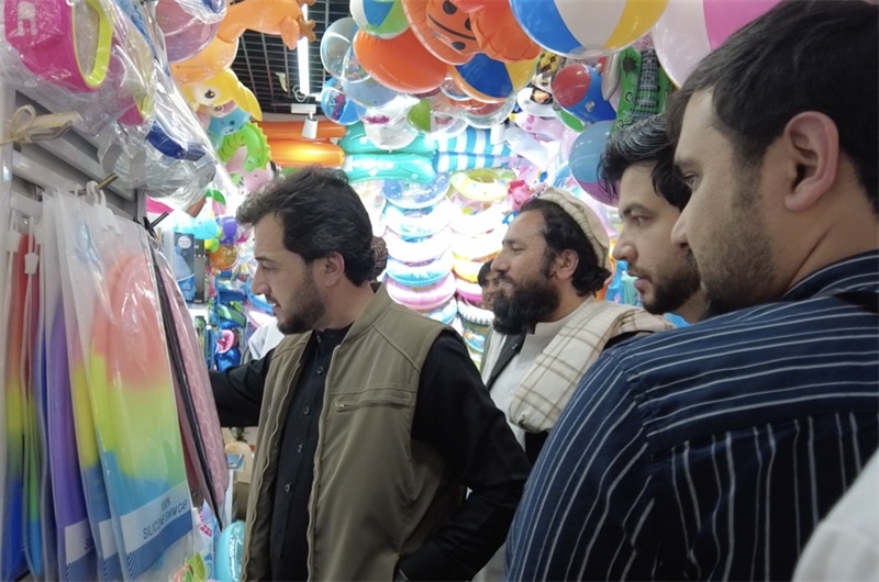 代表團(tuán)在義烏國際商貿(mào)城參觀。CGTN記者 楊剛攝